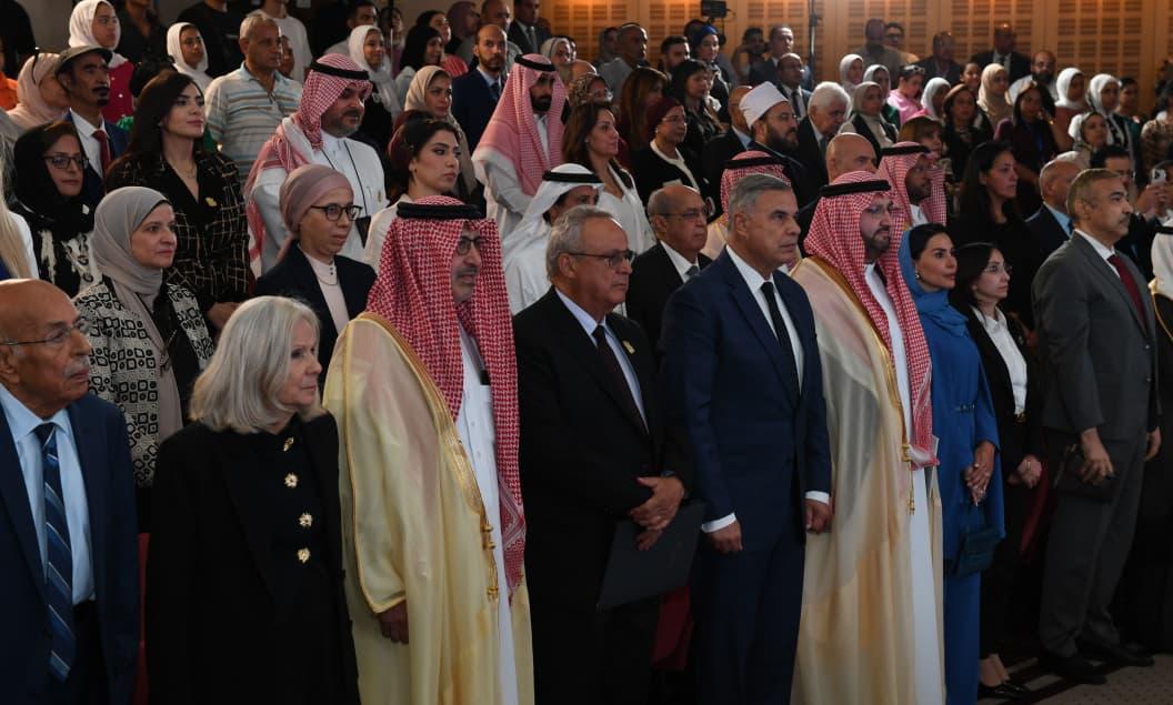 افتتح صاحب السمو الملكي الأمير عبدالعزيز بن طلال رئيس المجلس العربي للطفولة والتنمية، ومدير مكتبة الإسكندرية د. أحمد زايد، النسخة السادسة من معرض "طلال.. تاريخٌ تقرأه الأجيال" بمكتبة الإسكندرية، بالتزامن مع اليوم الدولي للعمل الخيري، مستعرضًا مسيرة وإنجازات الأمير طلال بن