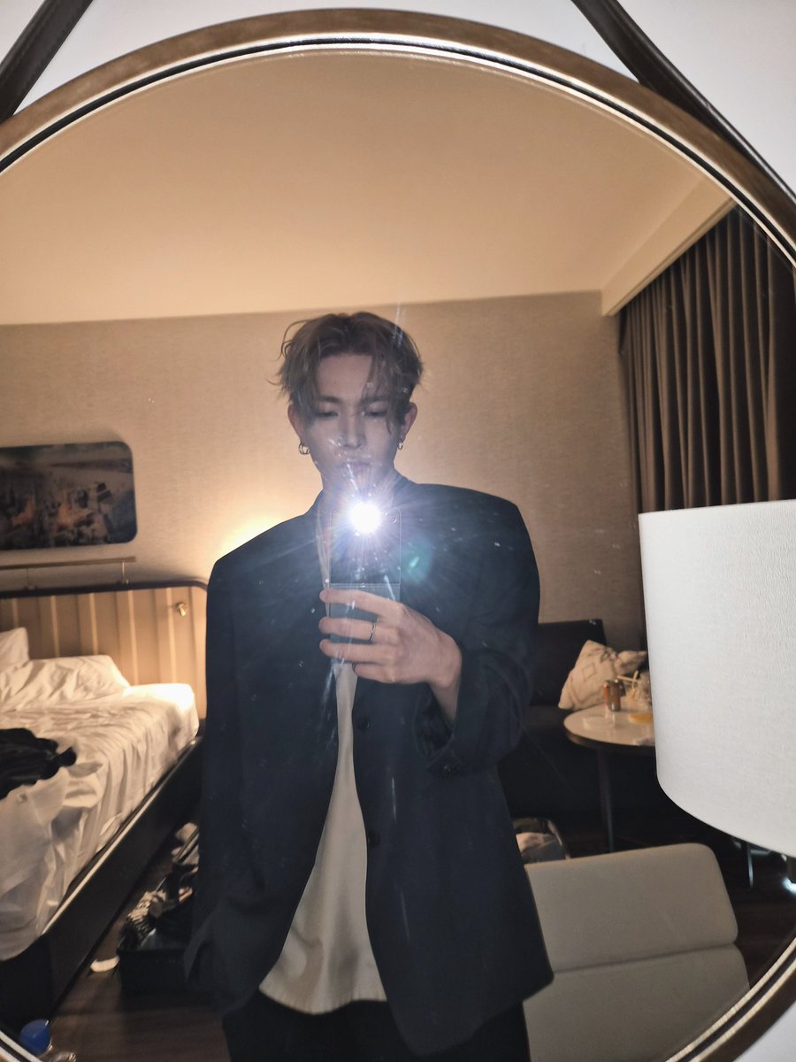 i love ur mirror selfies 💗__💗