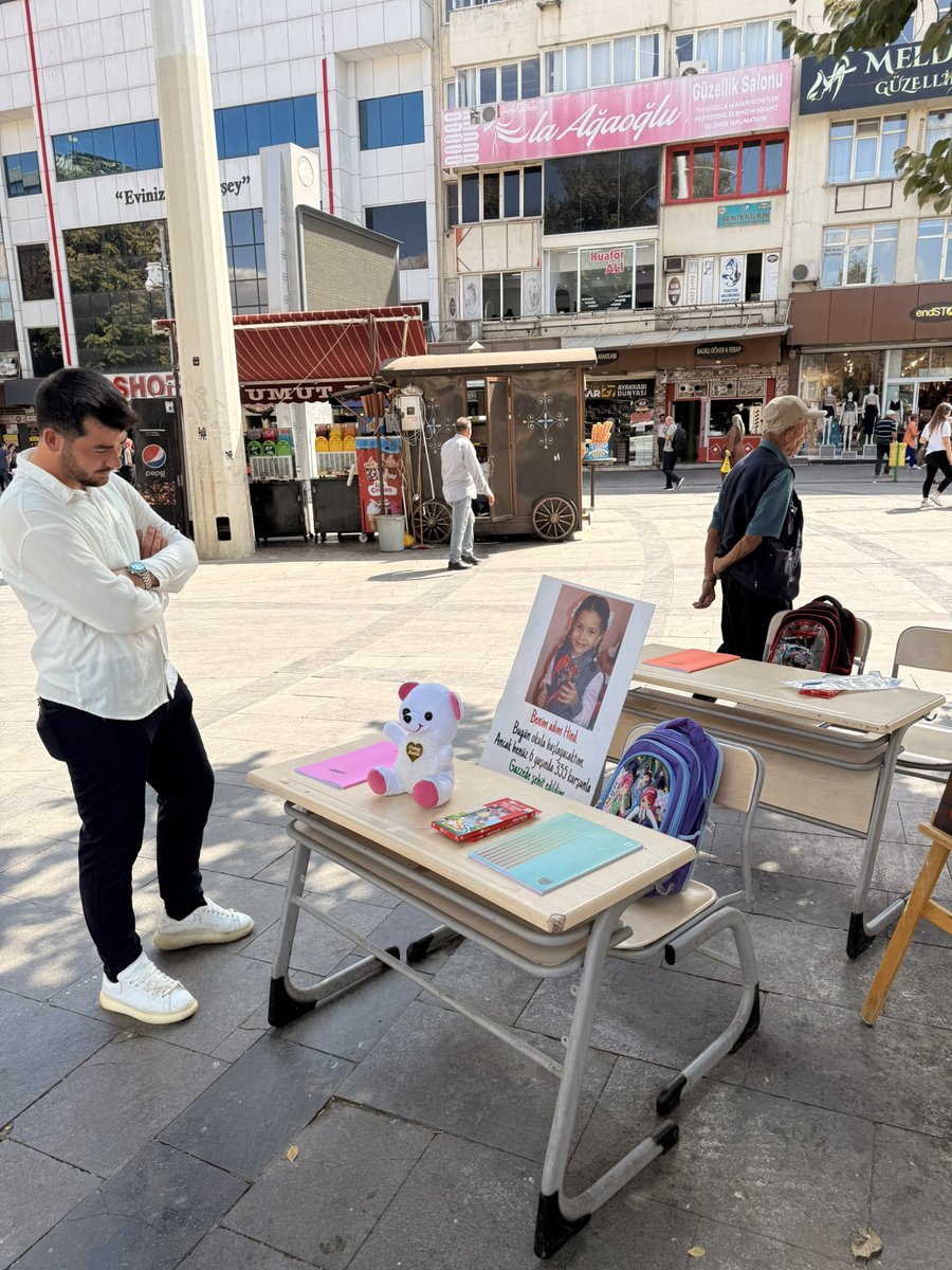 Gazze’de bombaların altında yıkılan sadece evler değil; sıralar, kütüphaneler, çocukların hayalleri oldu…

Çünkü katil İsrail 19.000 masum çocuğu hayallerinden kopardı!
O çantalar kapı arkasında asılı kaldı, defterler hiç açılmadı, kalemler bir daha yazmadı.

AK Parti Gençlik