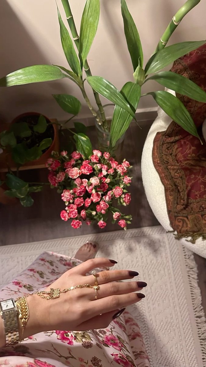 يـا سبايب بسّمتي جعلك ما تغييب🤍.