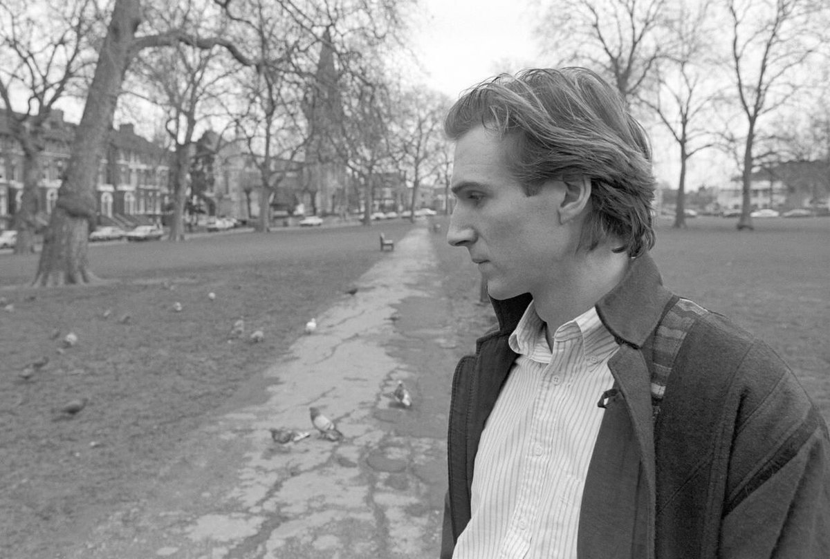 RalphFiennesTH's tweet photo. Ralph Fiennes at the Goose Green Park in London (1993) 🦢✨️ https://t.co/V9fPZhUMFf