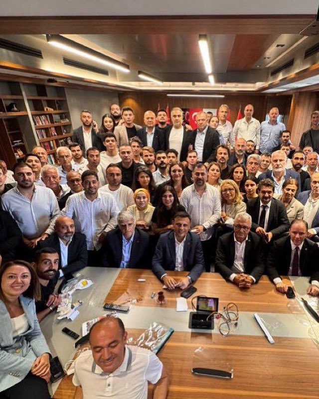 Bugün Partimizin il başkanlığına polisle girdiler. Bugün hukuksuzlukta yeni bir çığır açıldı. Ama bilinsin ki bir bina değil yalnızca savunduğumuz. Bir memleketin demokrasi sevdası. 

Umudu büyüten ve kalbi bizimle atan tüm yurttaşlarımıza selamla.