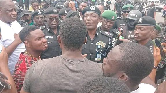 believeokpe2's tweet photo. Update:
With tears, anger and courage, residents of Oworonshoki marched under the banner of the Take It Back Movement and seized the 3rd Mainland Bridge today. Their homes were torn down without warning, families displaced overnight, children thrown into the streets. https://t.co/xgJmDgG4n3