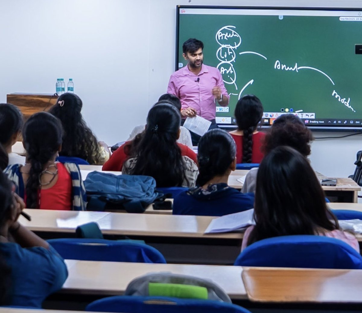 nikpsir350's tweet image. 🚨Class mentorship @Insightsias B7 students on how to write answers effectively , found it very enriching with way students were able brain storm points on ancient history questions . 

@vinaygb @Insights_ias 

#Mentorship #Answerwriting #Letsdoit