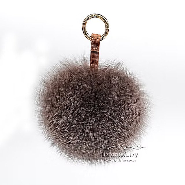 DAYMISFURRY's tweet photo. Soft, fluffy, and oh-so chic,this fox fur pom pom bag charm pendant is the perfect accessory to elevate your everyday look. #accessory #pompom #fur #fashionaccesories #handmade #hamdmadeaccessories #foxfur #foxfurpompom #girlsfashion #girlstyle #bagcharm #bagring #keycharm https://t.co/0rCaUfzKai