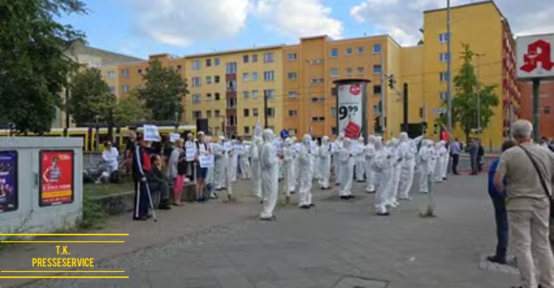 t47da's tweet photo. Heute gab es gegenüber von der JVA Moabit Berlin proformance-kundgebung für Arne Schmidt der klavierspieler von Querdenken der dort einsetzt hat in untersuchungshaft
#b0809 https://t.co/thNHprlbhG
