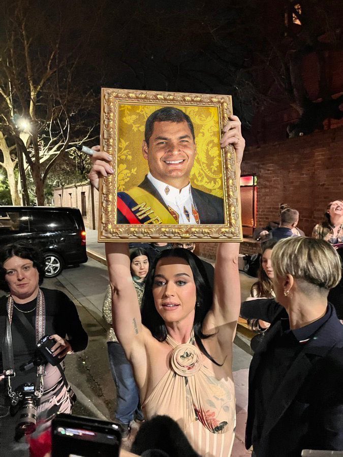 RafaelParodia's tweet photo. Gracias @katyperry yo también soy tu fan. 
¡Baby, you're a firework!
Pronto nos veremos en Ecuador 🇪🇨 https://t.co/zcqSodxZ1n