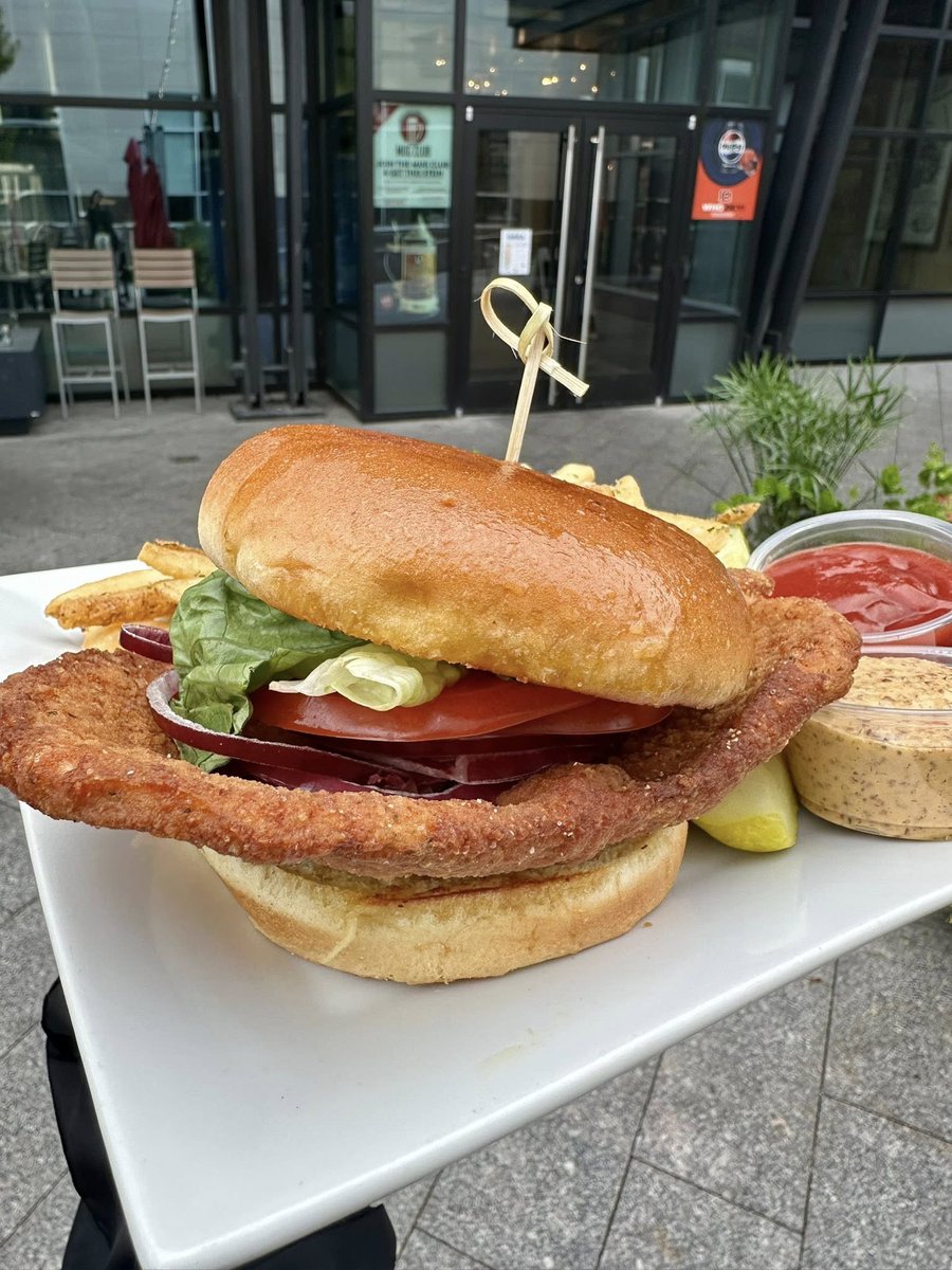 🇩🇪 Oktoberfest starts NOW! 

Visit @moerleinlh for their seasonal menu is here featuring their Schnitzel Sandwich and more. Bring your friends to enjoy delicious German plates and a cold Das Über on draft!