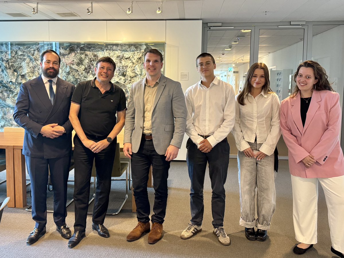 Hartelijk ontvangst en goed gesprek vandaag met Minister <a href="/GoukeMoes/">Gouke Moes</a>. Hij erkent onze zorgen en wil meehelpen aan normen die van onze universiteiten een sociaal veilige plek maken voor iedereen. #njso