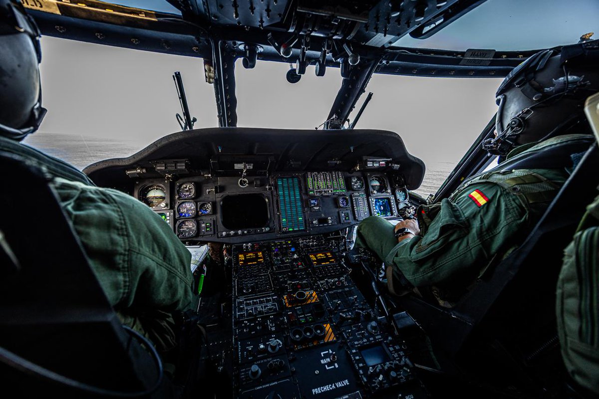 Defensagob's tweet photo. 🚢Navegando por aguas del Atlántico rumbo al ejercicio naval multinacional UNITAS.
🌊El Grupo de Combate Expedicionario ‘Dédalo 25-3’ de la @Armada_esp realiza actividades de adiestramiento previas a su incorporación a las maniobras. https://t.co/C5lGBDXN80