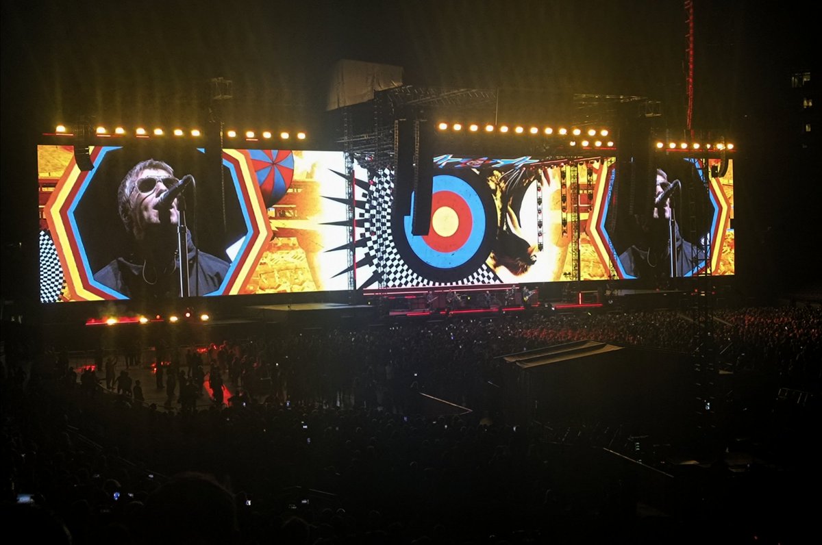 DanMc_20's tweet photo. OASIS were incredible last night in California at The Rose Bowl 🇺🇸 Trip of a lifetime to see my heroes!! 80,000 people singing every word to every song!!  Legends ♥️ #OasisLive25 #0asis https://t.co/pWe9QbORWc