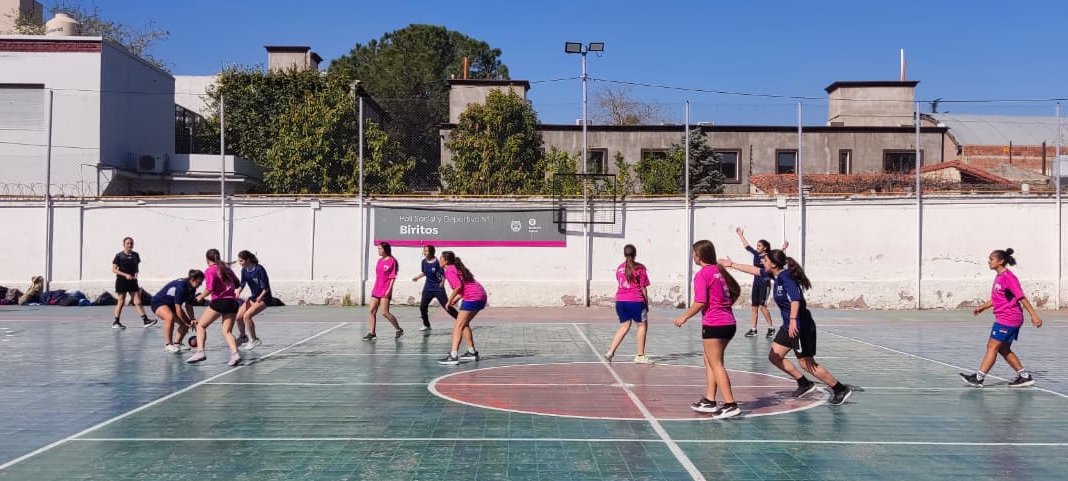 Deporte Escolar: miles de estudiantes mendocinos disputan las finales departamentales 🏐⛹️‍♂️⚽️🤾

Con la participación de 60 mil estudiantes de 480 escuelas secundarias, los Juegos Deportivos Escolares avanzan rumbo a la gran final  provincial de octubre.

prensa.mendoza.gob.ar/deporte-escola…