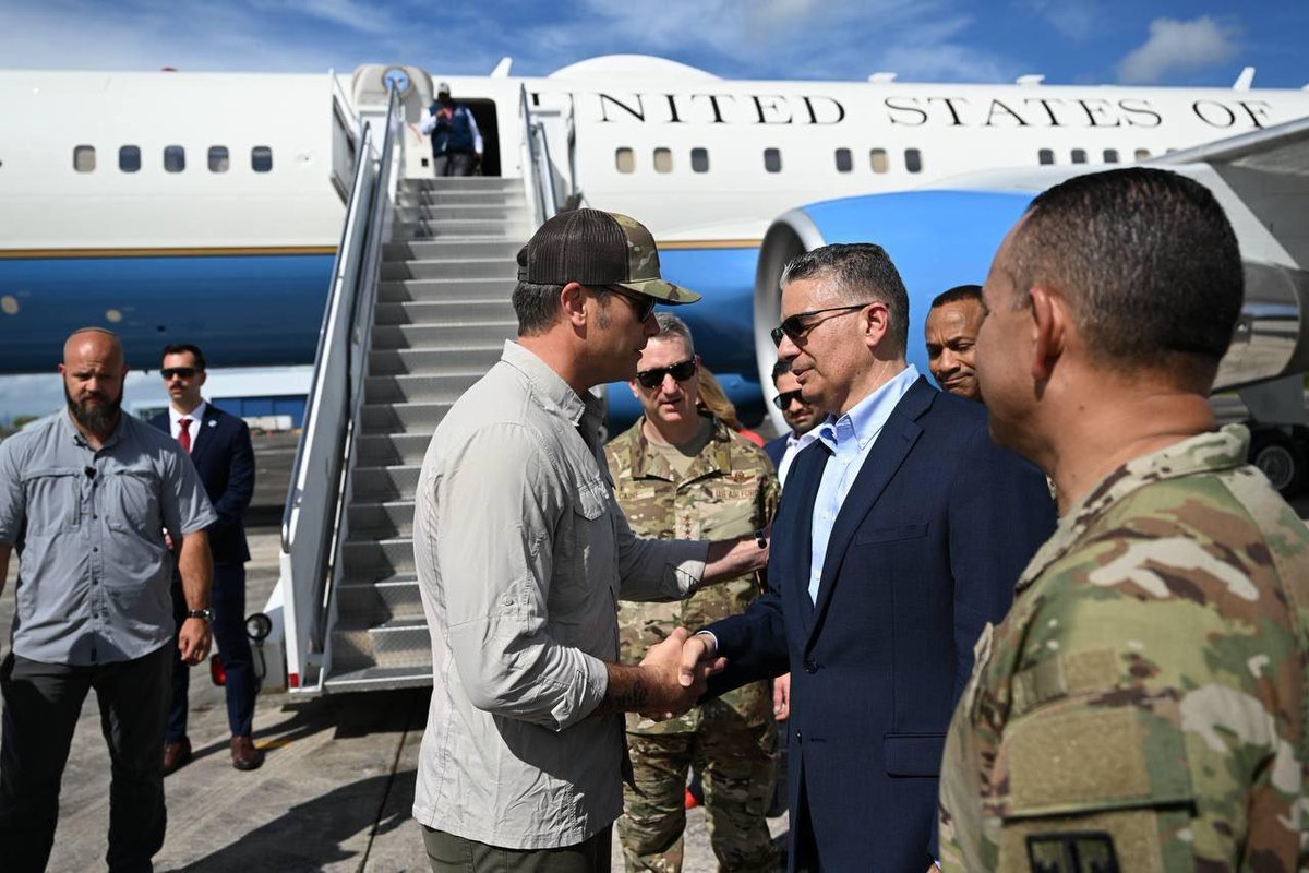 MOSCOW_EN's tweet image. 🚨⚡What's going on?

US Defense Secretary Hegseth and General Keane arrive in Puerto Rico amid rising tensions with Venezuela.
