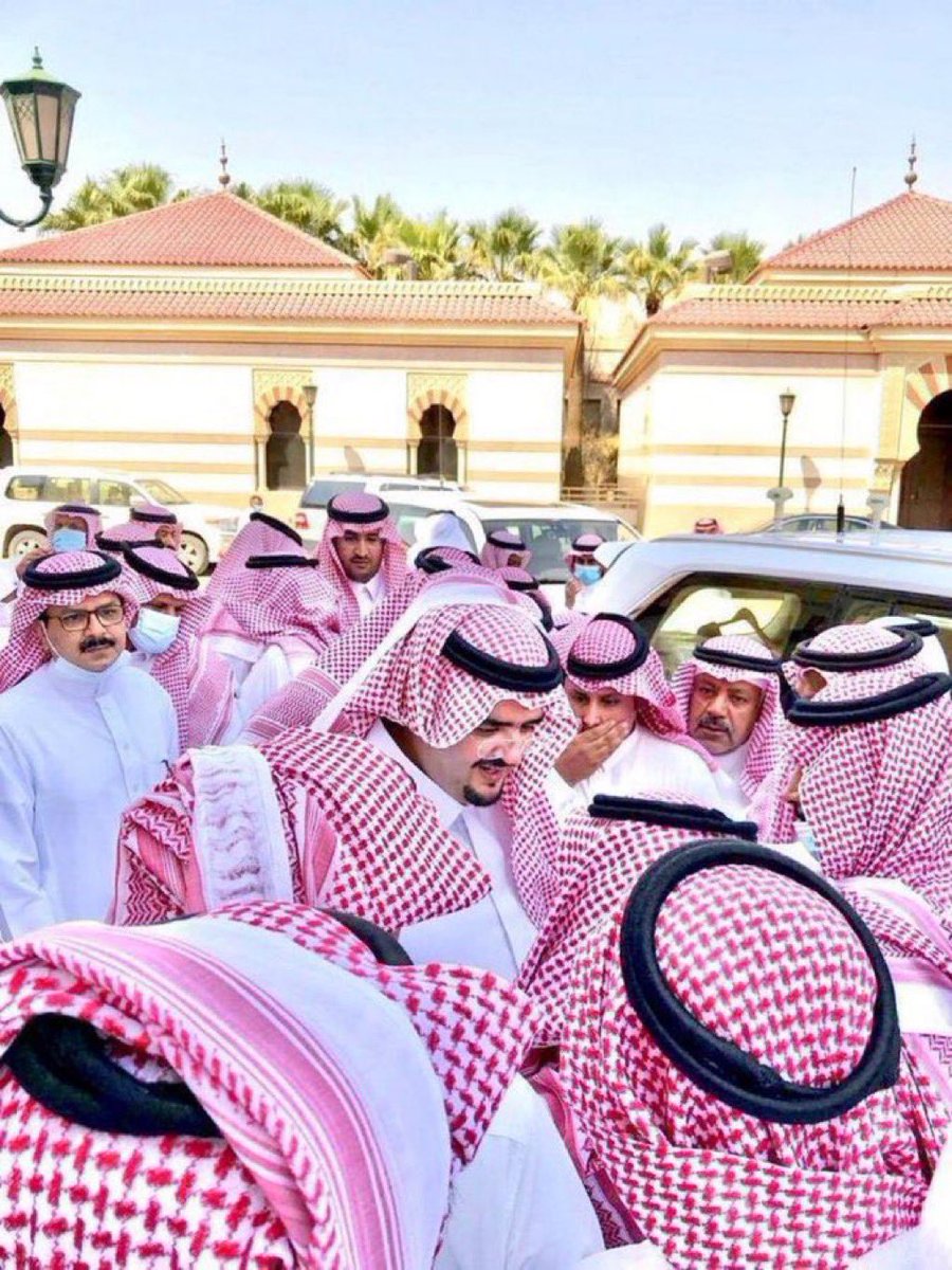 #عبدالعزيز_بن_فهد

على كثر ماشفت ناسٍ يجونه
ماشان له خاطر ولا جف ماطر

يضحك ،، ويعطيهم قبل يطلبونه
يعني على ماقيل ( مسفوط خاطر )