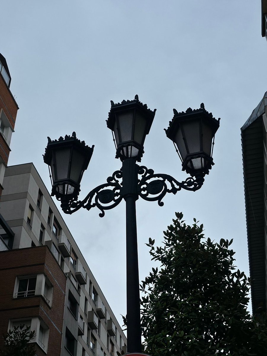 EmperorOfSand's tweet image. Oviedo.
Farolas de siempre // Farolas nuevas.
Todo a peor. Siempre todo a peor.