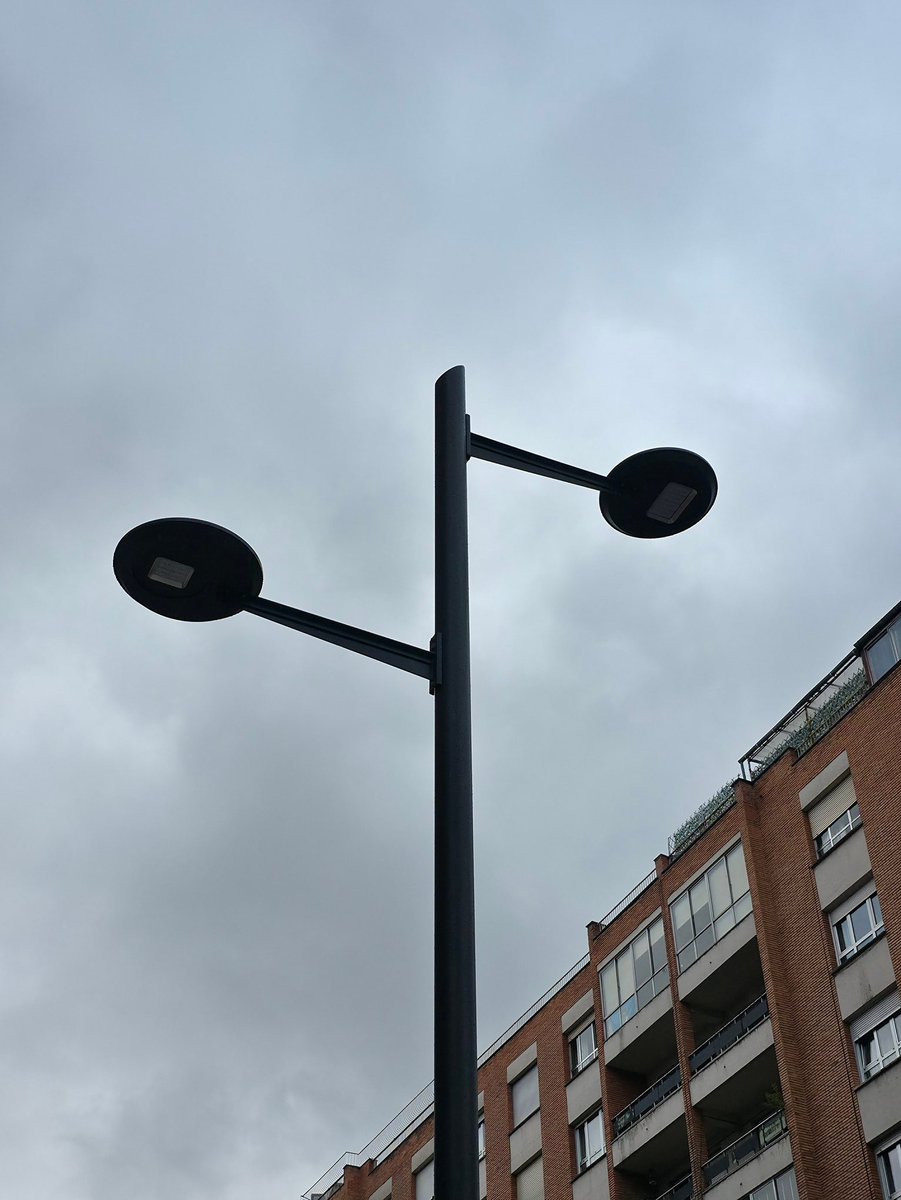 EmperorOfSand's tweet image. Oviedo.
Farolas de siempre // Farolas nuevas.
Todo a peor. Siempre todo a peor.