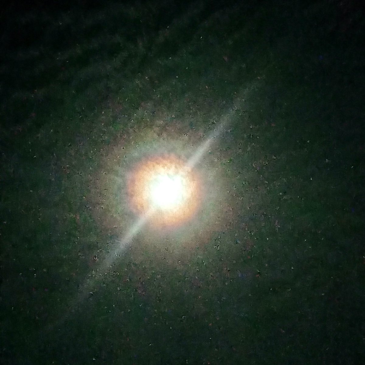 Setelah kemarin dengan gerhana bulan darah sekarang ganti dengan rembulan degan cicin pelanginya.

After yesterday's blood moon eclipse, now it's replaced by a moon with a rainbow ring. (🌕)