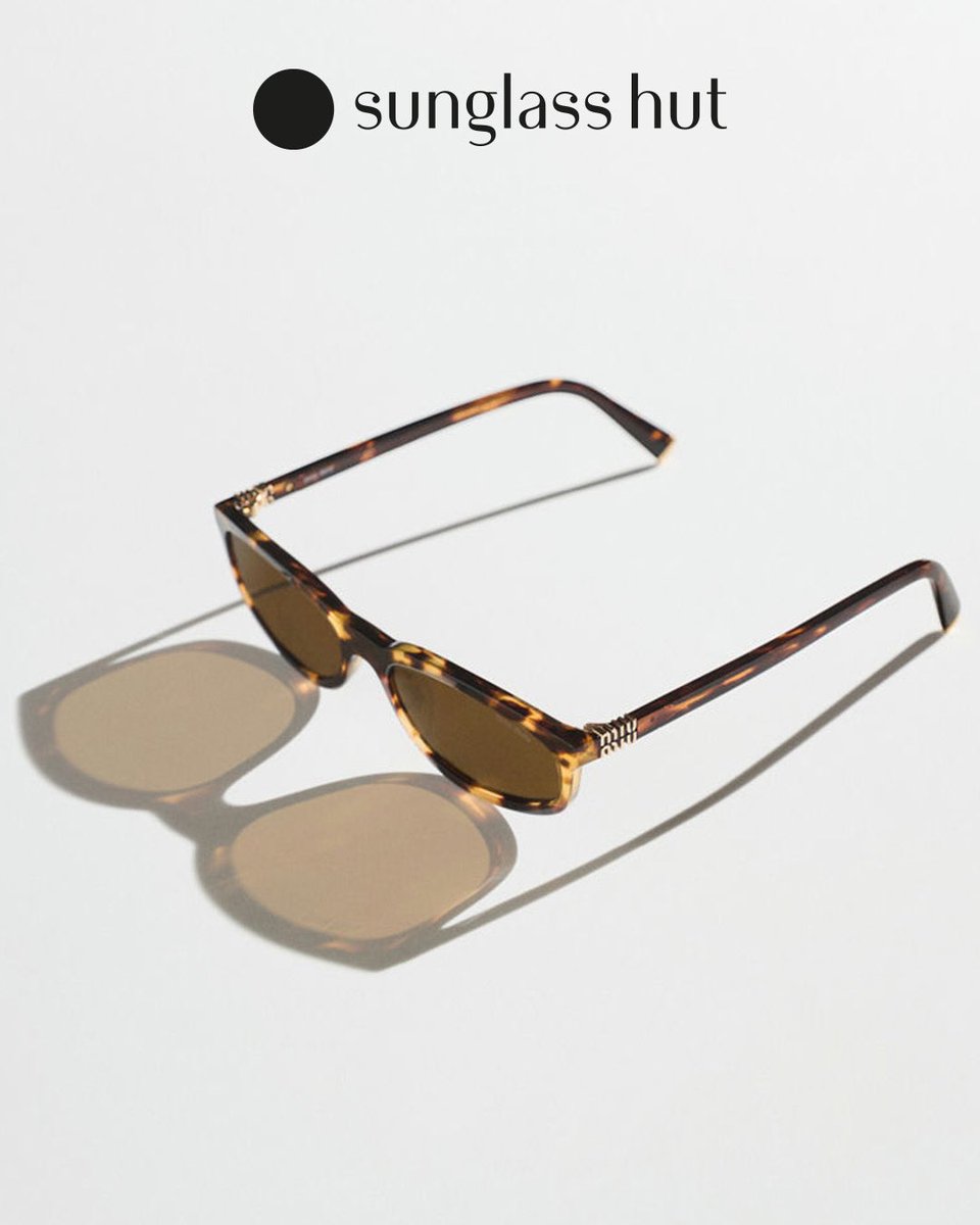 Los lentes de sol se reinterpretan en una versión nueva, sofisticada y clásica.🕶️

Consigue este estilo imperdible en <a href="/sunglasshut/">Sunglass Hut</a> 🔎 MUA06S

#Andamar