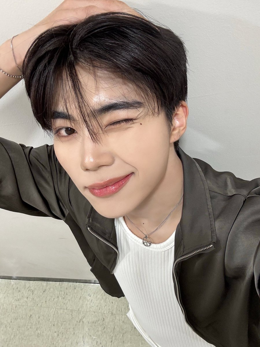 010mkmk's tweet photo. 조앙이 https://t.co/T0i2zXUY5e