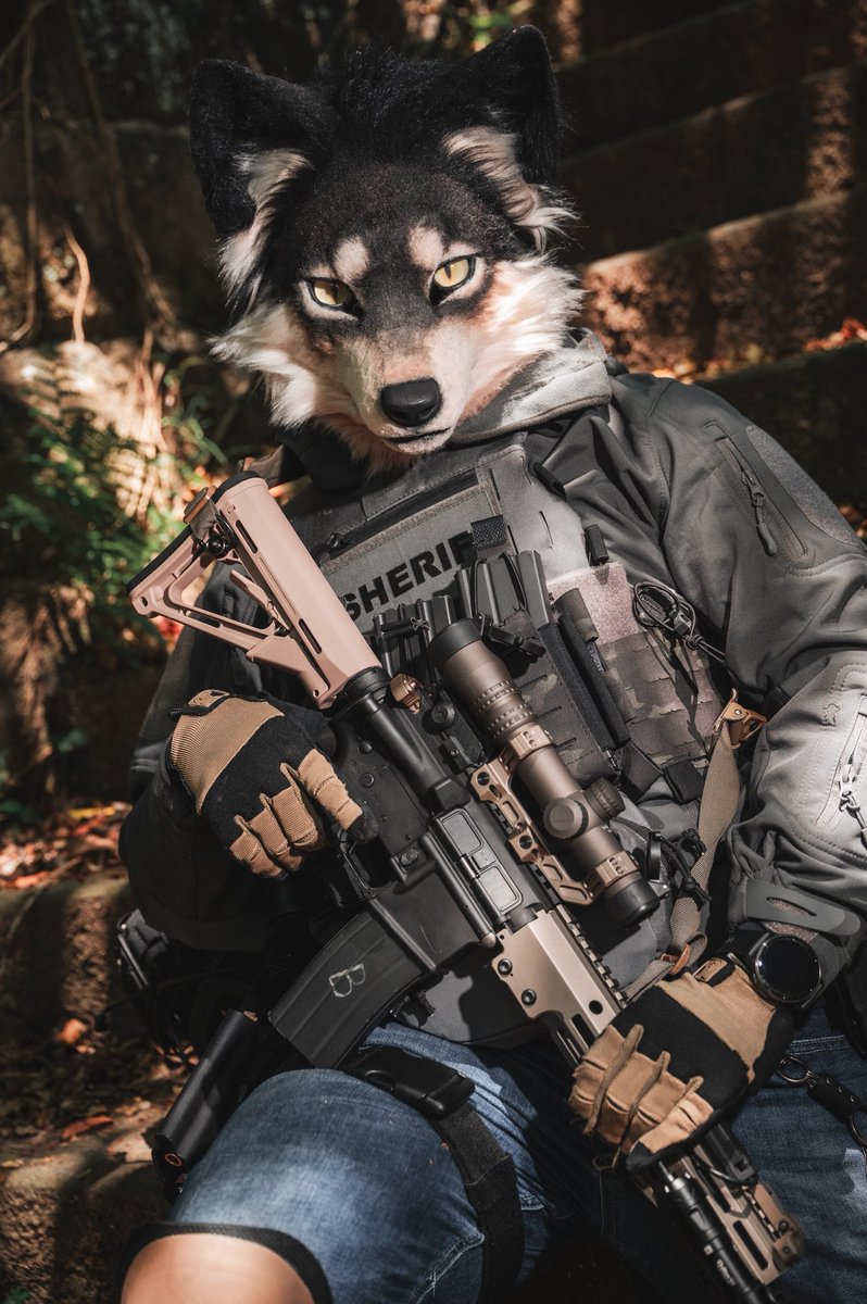 あなたは良い人ですか?
それとも悪い人ですか？
————
R U a good guy? or a bad guy?
📷<a href="/loniceradc66/">獸迷二兵🔜2025 Infurnity</a> 
#創造トリアノン 
#fursuit 
#FursuitEveryday