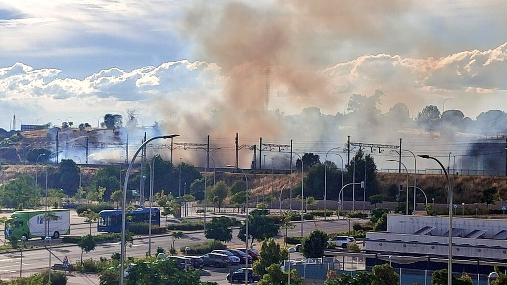 #ArdePitis🔥(Otra vez más)
Incendio en #ArroyodelFresno junto a la <a href="/EstacionDePitis/">Estación de Pitis 🚉🚇🚍</a>