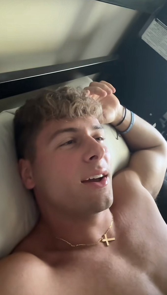 He’s getting the best head ever while you send him his cash 🤑 The life of a straight jacked gym bro 💪 😎