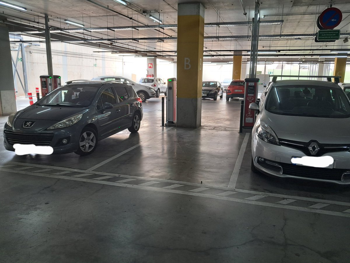 Civismo murciano.
Donde me dé la gana dejo yo mi coche, <a href="/IKEASpain/">IKEA España</a>