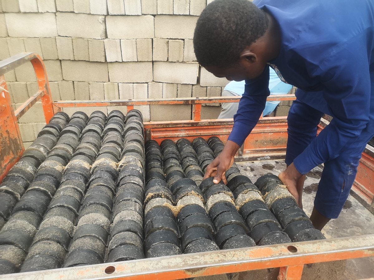 PierrePlastic's tweet photo. Je partage avec vous quelques images de premier livraison 
de nos produits issus
 des déchets plastiques sur notre nouveau site mise sur Il y a 22 jours a l'extrême Nord Cameroun. https://t.co/q6izLjiqKR