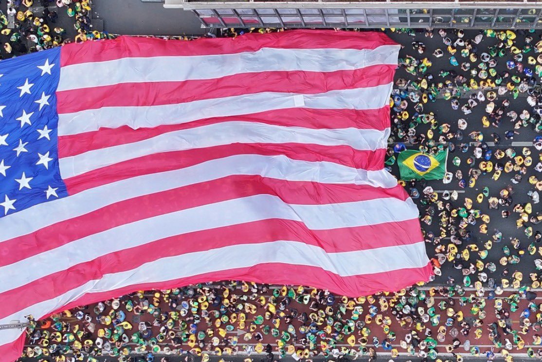 Essa imagem é constrangedora.

Perceberam a bandeira do Brasil ali bem pequena (quase imperceptível)?