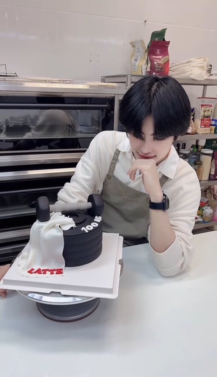 iayaye's tweet photo. กว่าจะทำเค้กเสร็จก็เกือบวีนละนะ 😂
เก่งมากเลยคิมม~ ขออวยย้อนหลัง 1 ปีนะ
ทำเค้กคือยากมาก แต่ด้วยความที่วันพิเศษ
ของน้อง มีเหรอที่คิมจะไม่ลงมือทำเอง
แต่คิมคือคนที่ทำให้โดยไม่หวังอะไรจริงๆนะ
ผ่านมาปีนึง เราเพิ่งรู้ว่าคิมทำเค้กให้น้องเอง
ขอบคุณที่เติบโตมาดีขนาดนี้น้า 🥹🫂
#kkim_pst https://t.co/NWqJxkIkcr
