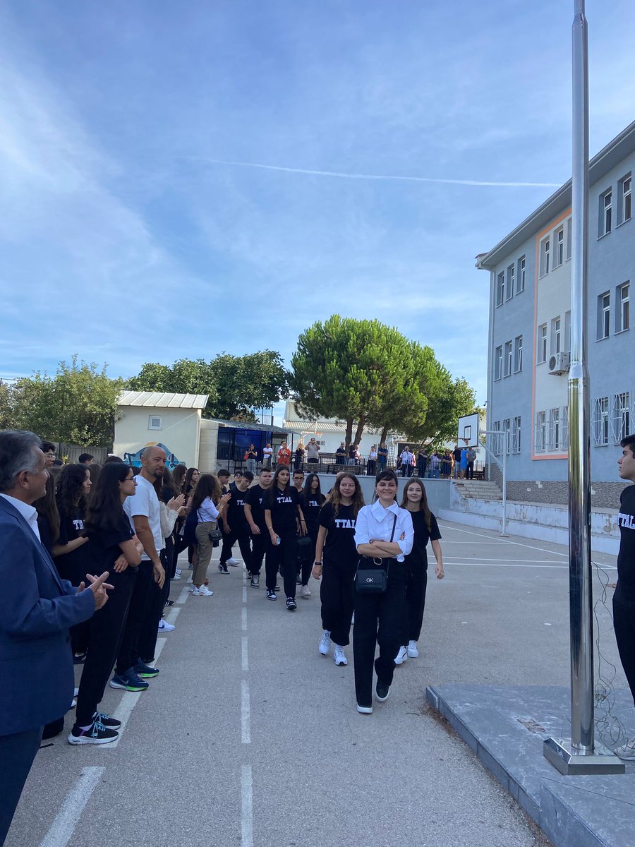 Eğitim ve öğretim yılının açılış törenini gerçekleştirdik. 9.sınıfların öğretmenleri eşliğinde sınıflarına çıkmasıyla birlikte başlayan İlk derste tüm sınıflar  “Yeşil Vatan” temalı videoyu izledi.
2025-2026 Eğitim Öğretim yılının hepimiz için güzel bir yıl olmasını diliyoruz💫