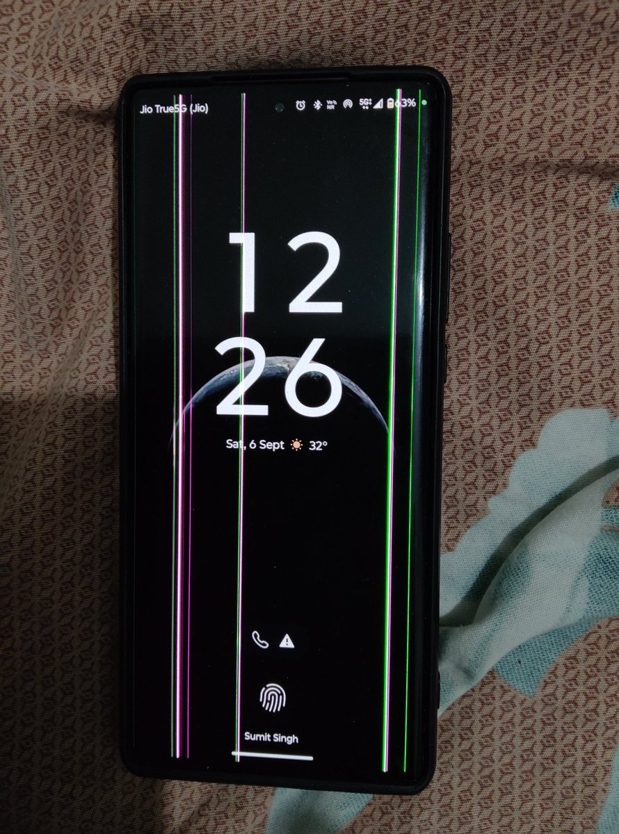 Alphapanday02's tweet photo. @motorolaindia "Why spend lakhs on advertising when you can’t even provide parts for your flagship phones? Motorola is cheating buyers every single day. My phone is proof. Don’t make the same mistake. #greenline #scam #BoycottMotorola" https://t.co/E599A48fGQ