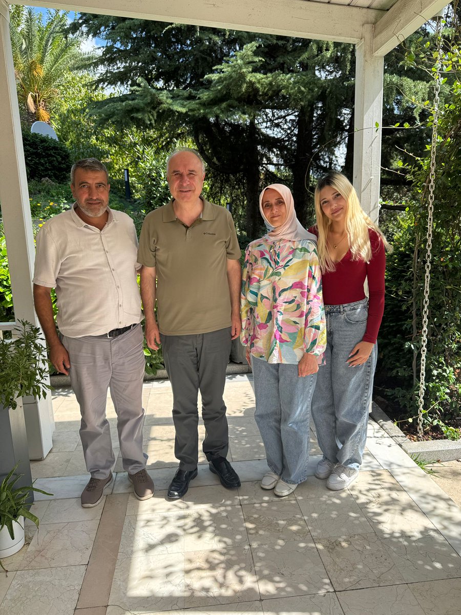 Ataturkcu_193's tweet photo. Bu gün İski genel müdürüm hocam sayın Şafak Başa yı İski personeli olan Eşim ile ziyaret ettik. Kendilerine sonsuz teşekkürlerimi sunuyorum. İyi bir bürokrat iyi bir devlet adamı yolun yolumuzdur. https://t.co/9OTTR0NCUo