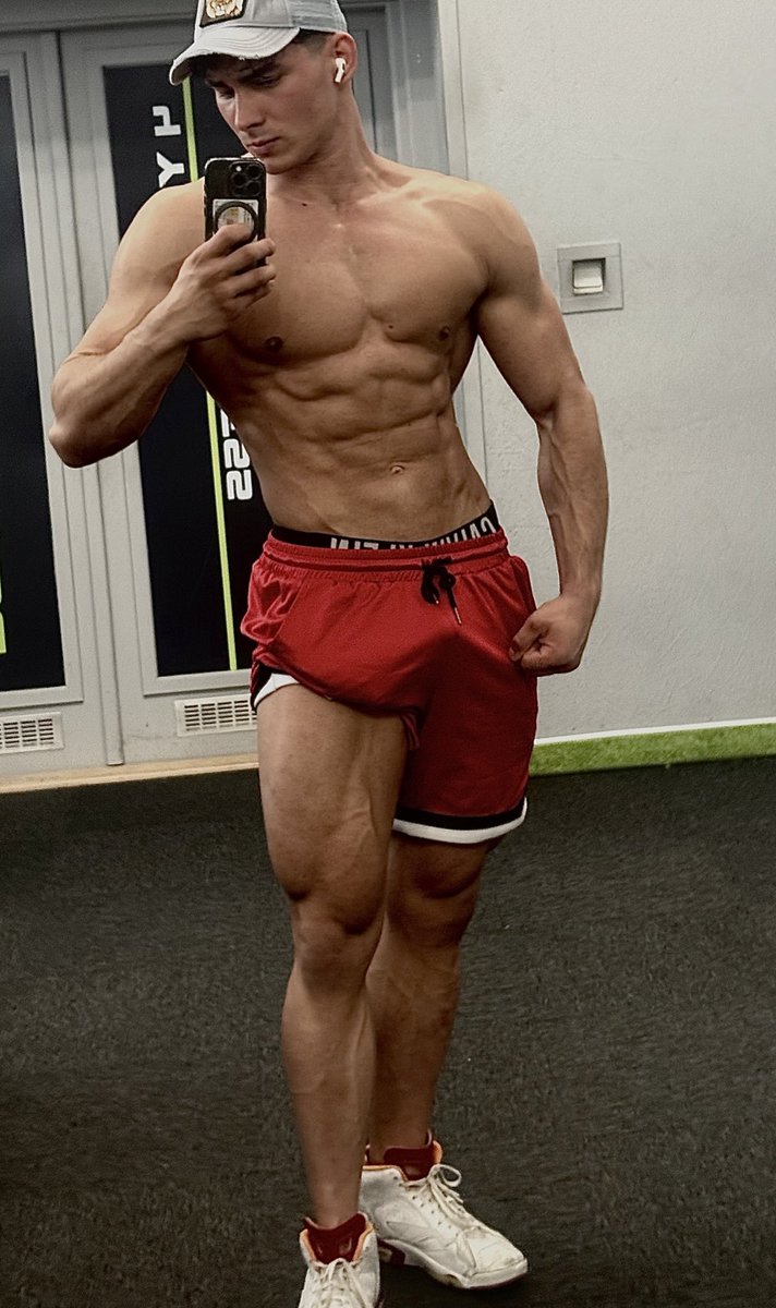 Come to see me on <a href="/Flirt4Free/">Flirt4Free</a> 
Your king expect good boys only in his room.