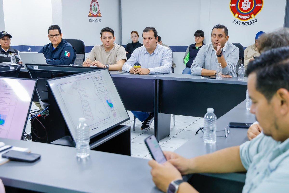 DMAF_Dgo's tweet image. Seguimos con los protocolos de contingencia ante la llegada del Huracán Lorena. Atendiendo al llamado de nuestro presidente Toño Ochoa, estuvimos en la reunión del Consejo Municipal de Protección Civil.