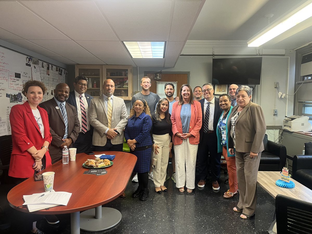 Another day, another opportunity to celebrate the great work happening in our schools and shelters across the city, this time in the Bronx! Thank you Superintendents Padilla and Manolo and the 07x221 and 07x223 teams for inviting us.