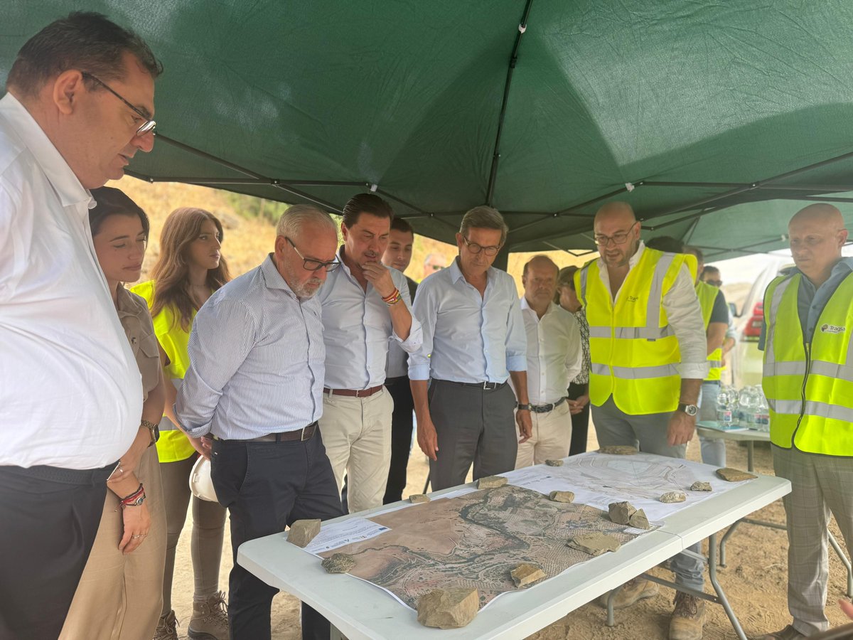 IndustriaAnd's tweet photo. ⚒️ @AndaluciaJunta invierte 6,5 M€ en la restauración ambiental del entorno minero de Cortijo de Lara, en La Carolina 📍

🔁 @ParadelaJSr visita los trabajos que el Gobierno andaluz está realizando sobre antiguas explotaciones abandonadas de plomo 🌿

➡️https://t.co/r1gwHKnILI✅ https://t.co/T9CPcsfSUa