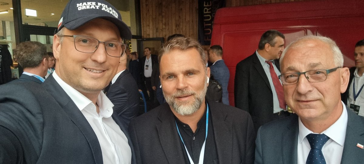 TomaszJRakowski's tweet photo. Za nami Kongres #FuturePoland w Skarszewach! 🚀 

Dwa dni inspirujących debat o przyszłości Polski – od CPK, przez atom, po cyfrową rewolucję💡

Wspólnie szukaliśmy odpowiedzi na pytanie: „Jak chcemy, aby było i jak to zrobić?”

Przed wszystkim była to świetna okazja do spotkania przyjaciół i budowania relacji w gronie tych, którym zależy na rozwoju Polski! 🇵🇱🤝