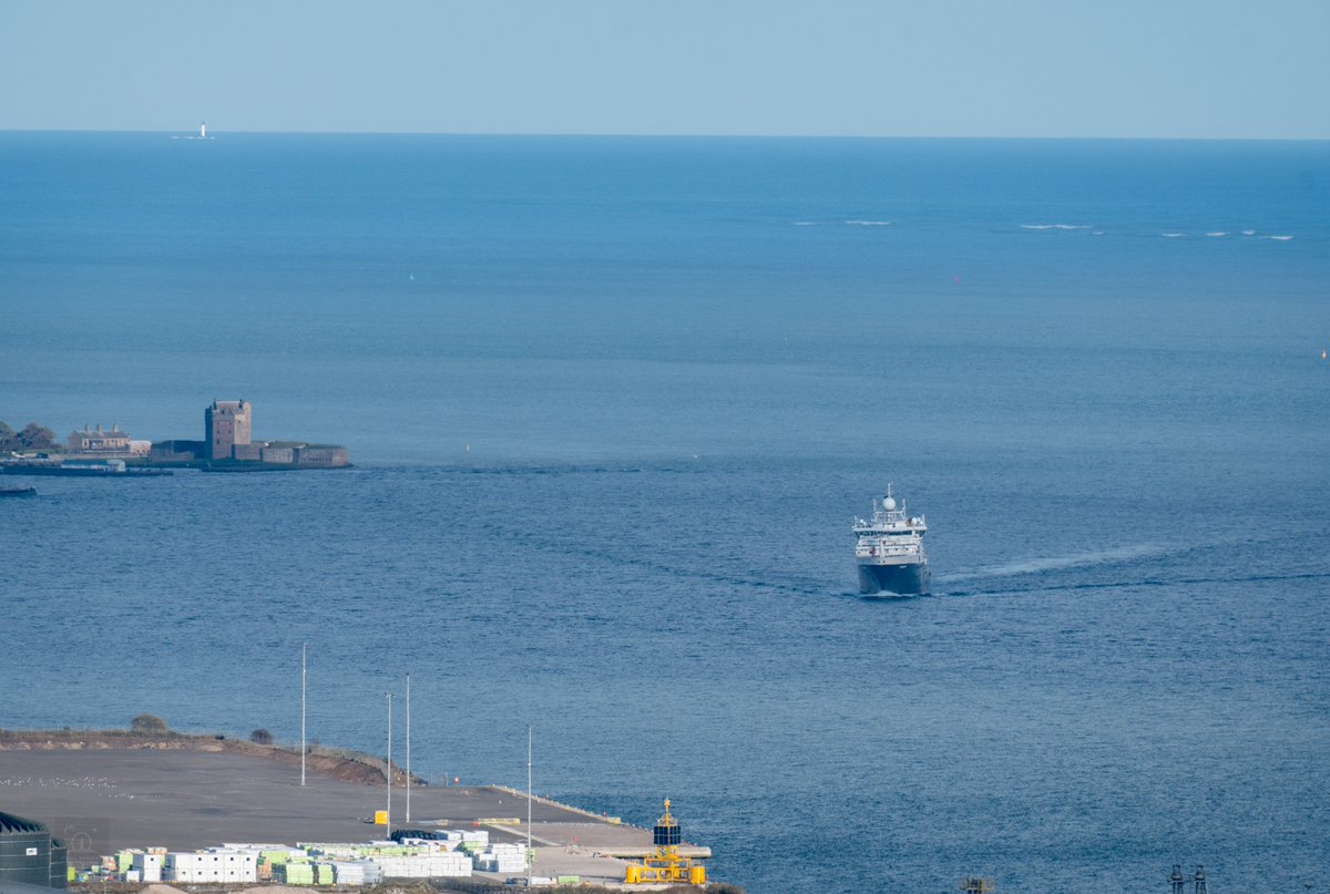 I Discovered two ships from the Dundee Law today...

RRS #Discovery (2012) arriving in #Dundee today with its much older sibling not far off 🚢