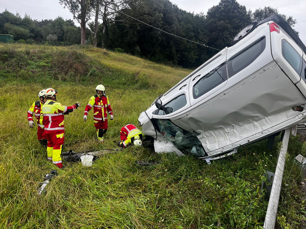 112Cantabria's tweet photo. Salida de vía de furgoneta con impacto contra poste eléctrico y vuelco en el km 6,7 de la #CA142 #Obregón #Villaescusa. Un ocupante ileso y una mujer con pronóstico reservado a la espera de pruebas diagnósticas. 061 atiende y traslada a Valdecila. Bomberos @cantabriaes inertizan. https://t.co/JxpKPIqZCh