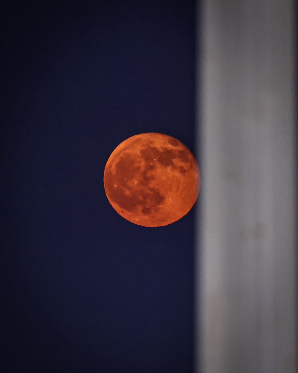 يذكرني القمر ظلك.. عجب ياللي ظلالك نور .. يــالــرفــاع 🎵🩵🌕