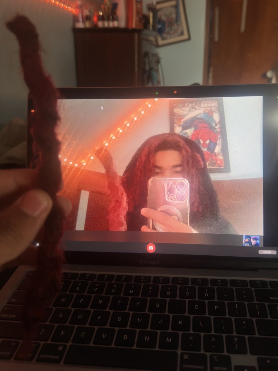 live rn, cutting off the rest of my locs at 5 subs (on my life)  

m.twitch.tv/angelgrails