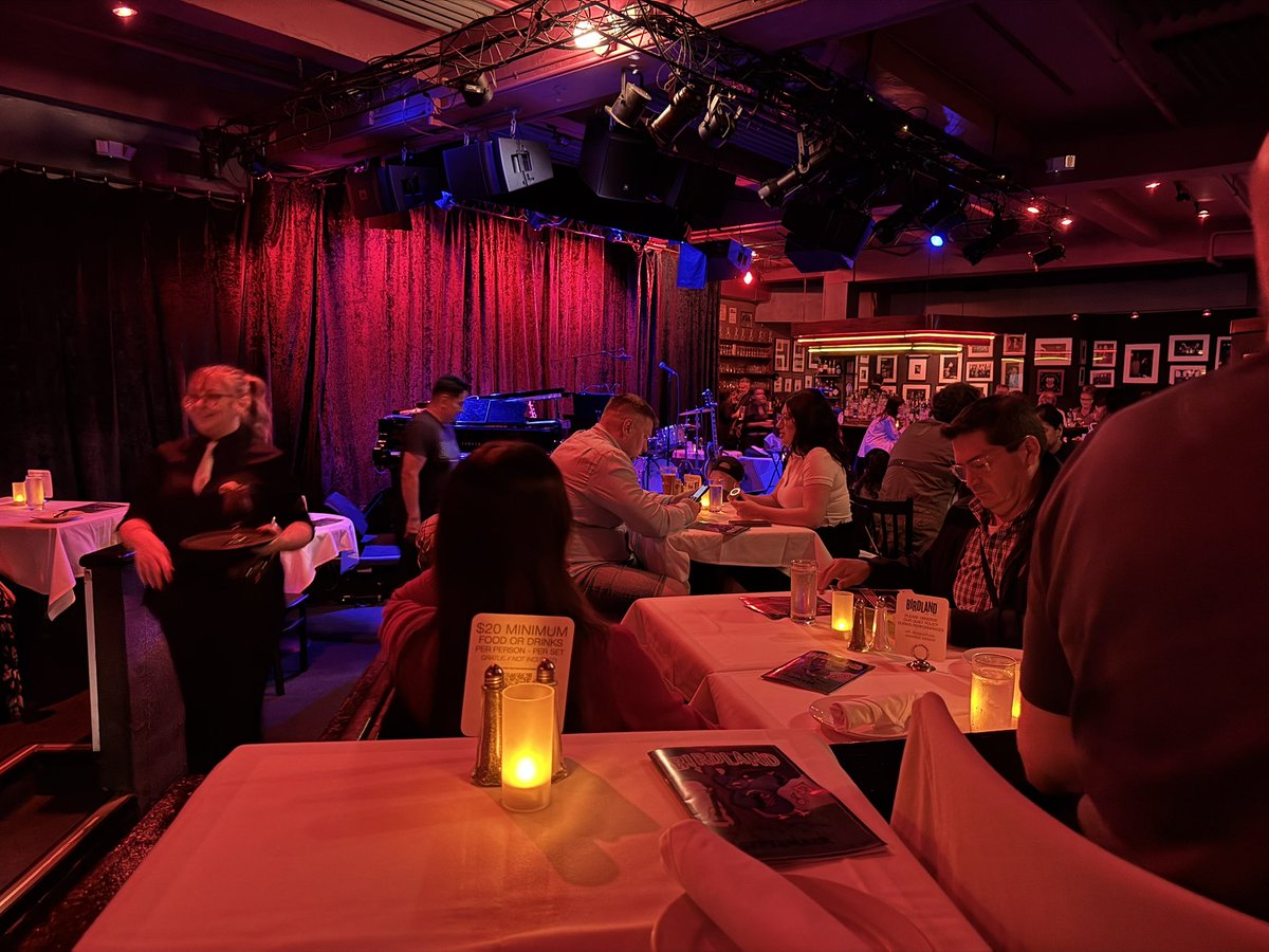 A_YOSUKE's tweet photo. 今夜はウェンディ・モートン！迫力あるヴォーカルで90年代前半スマッシュヒットしたR&amp;Bシンガー、月曜からBirdland Jazz New York で観れるとのことでワクワク。Bar席で買ってたけど、素敵にテーブル席案内された。19時間も無く開演♪ #WendyMoten https://t.co/dDeq440SJH