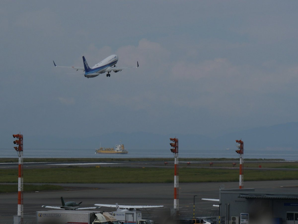 旅立ちを見送るばかり秋日傘
たびだちをみおくるばかり　あきひがさ

あっさりと発つ飛行機や秋の空
あっさりとたつひこうきや　あきのそら

天高し息子よ離れ住まふとも　伊藤俊二