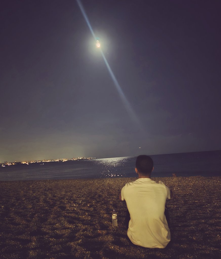 Bir gün
Çok bunalırsan
Denizin dibinde
Yosunlara takılmış gibi soluksuz
Sakın unutma gökyüzüne bakmayı
Gökyüzü senindir
Gökyüzü herkesindir..

#zülfülivaneli #GeceyeNotum #geceye #goekyuezue #tutulma #aytutulması