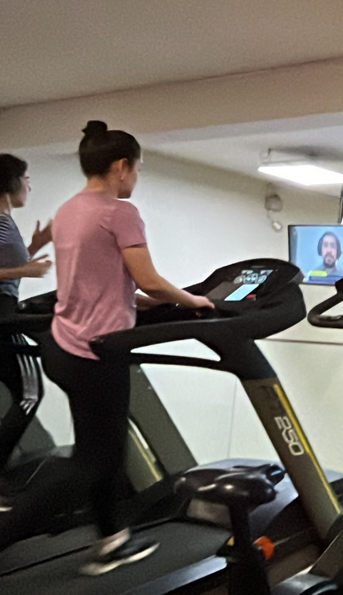 Querido papai do céu, hoje fui para academia correr na esteira em um dia chuvoso. Todas as esteiras ocupadas. 
Obrigado papai do céu, por ter me dado toda a paciência enquanto eu espero ESSA PESSOA terminar sua leitura NO KINDLE. Amém.