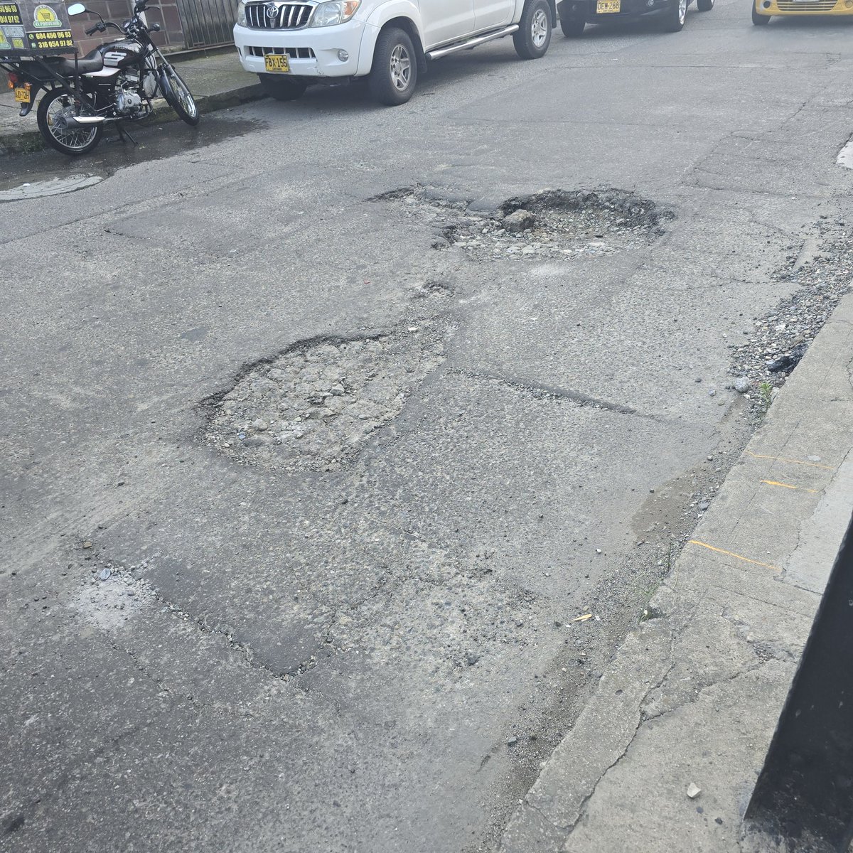 sebastiangira15's tweet photo. @AlcaldiadeBello entonces este hueco en barrio nuevo tiene solución en la carrera 60? https://t.co/U1kTR7VzEp