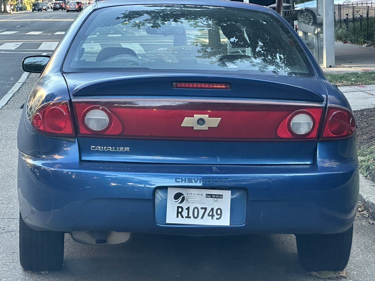 dcgmac's tweet image. Abandoned vehicle, in front of 4600 Connecticut Ave NW.  Parked in a bus zone, in a rush hour lane and has multiple tickets on it.  Been here for at least 10 days now. @DDOTDC @311DCgov @DCPoliceDept