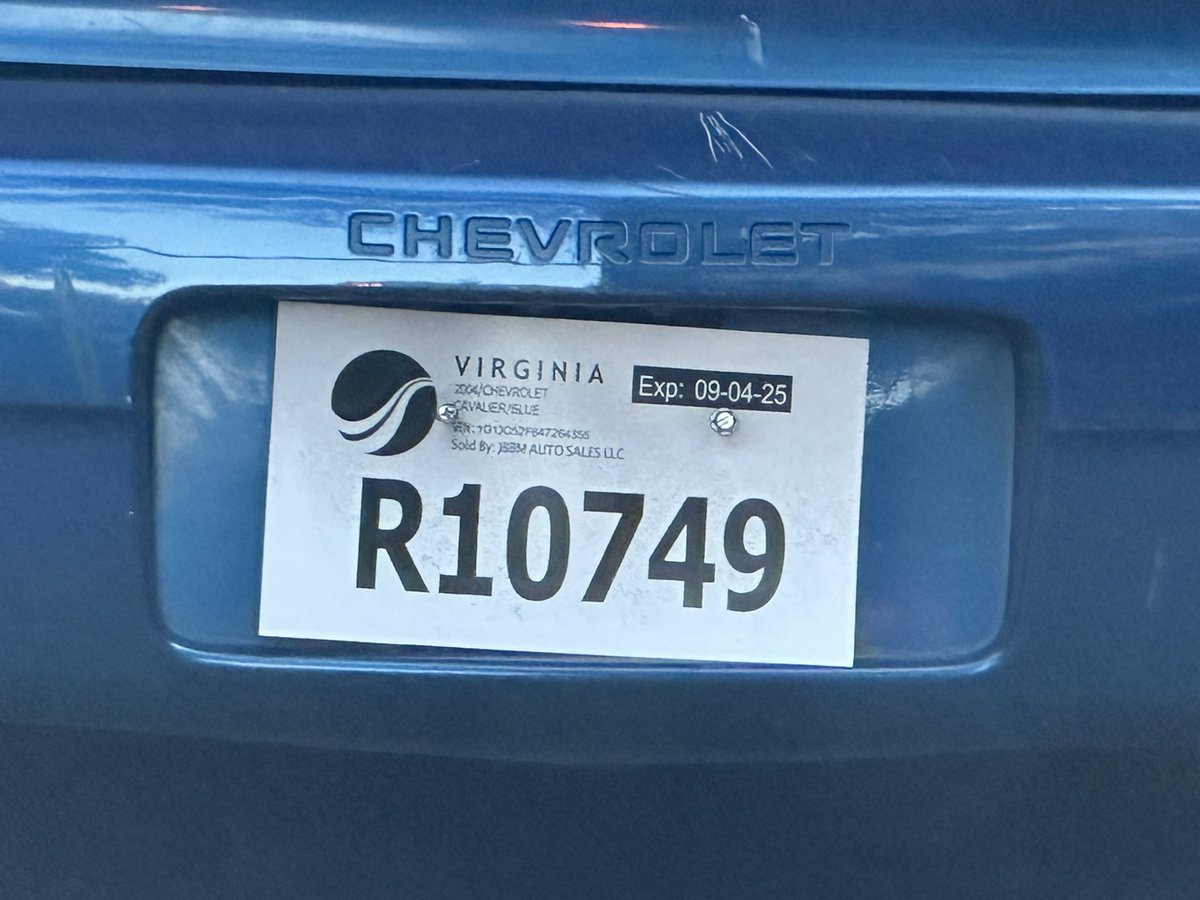 dcgmac's tweet image. Abandoned vehicle, in front of 4600 Connecticut Ave NW.  Parked in a bus zone, in a rush hour lane and has multiple tickets on it.  Been here for at least 10 days now. @DDOTDC @311DCgov @DCPoliceDept