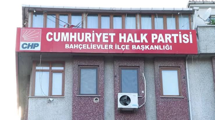 CHP, İstanbul İl Başkanlığı’na kayyum atanmasının ardından Sarıyer’deki binayı Genel Başkan Özel’in çalışma ofisi yaptı, il başkanlığını 24 Eylül’e kadar Bahçelievler’e taşıdı. Süreç uzarsa, her gün farklı ilçeden ‘il başkanlığı’ ilan edecekmiş—39 ilçede 39 adres! #CHP #İstanbul